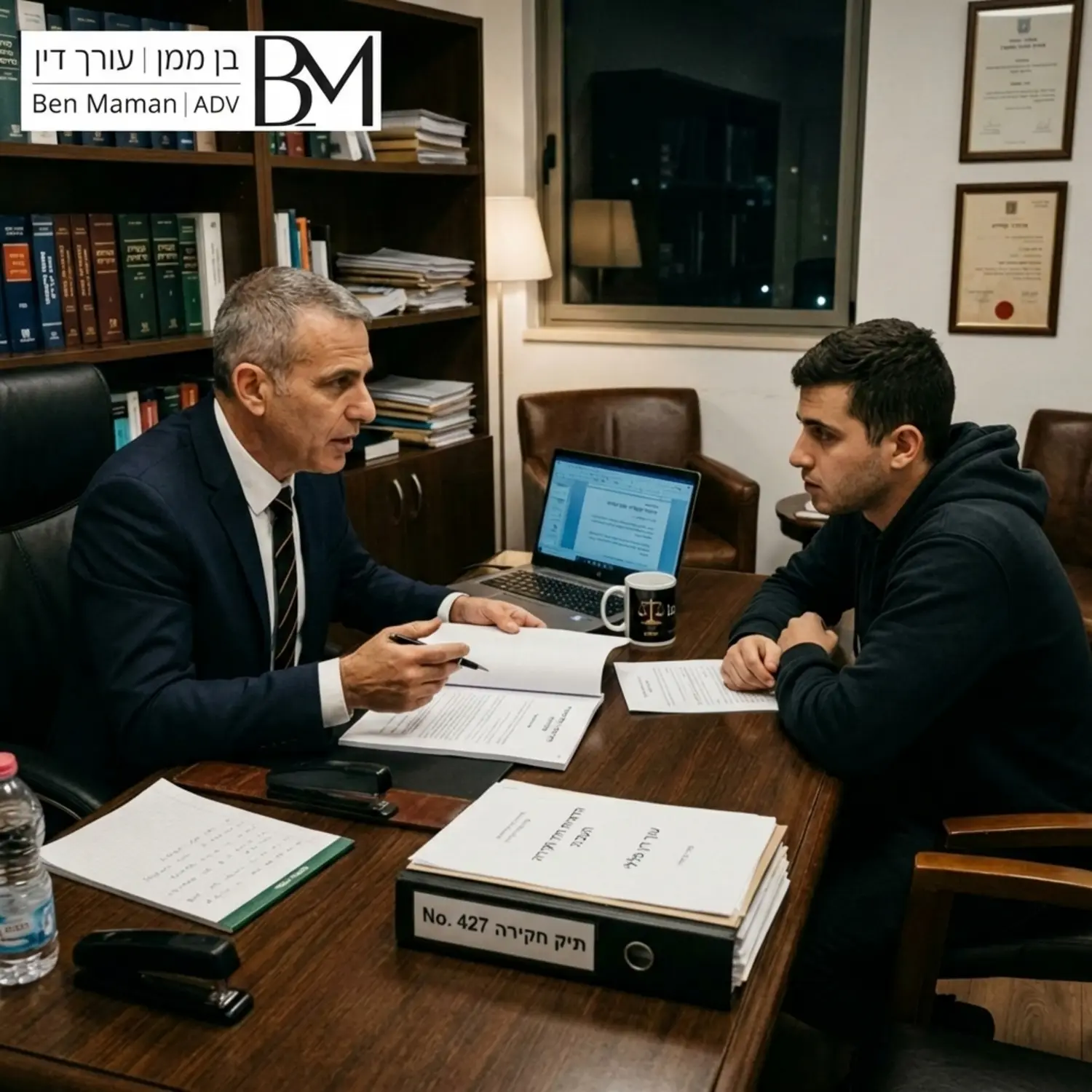 צילום אווירה של עורך דין פלילי יושב מול לקוח במשרד מבצע סימולציית הכנה לחקירה עם מסמכים על השולחן באווירה מקצועית ורצינית