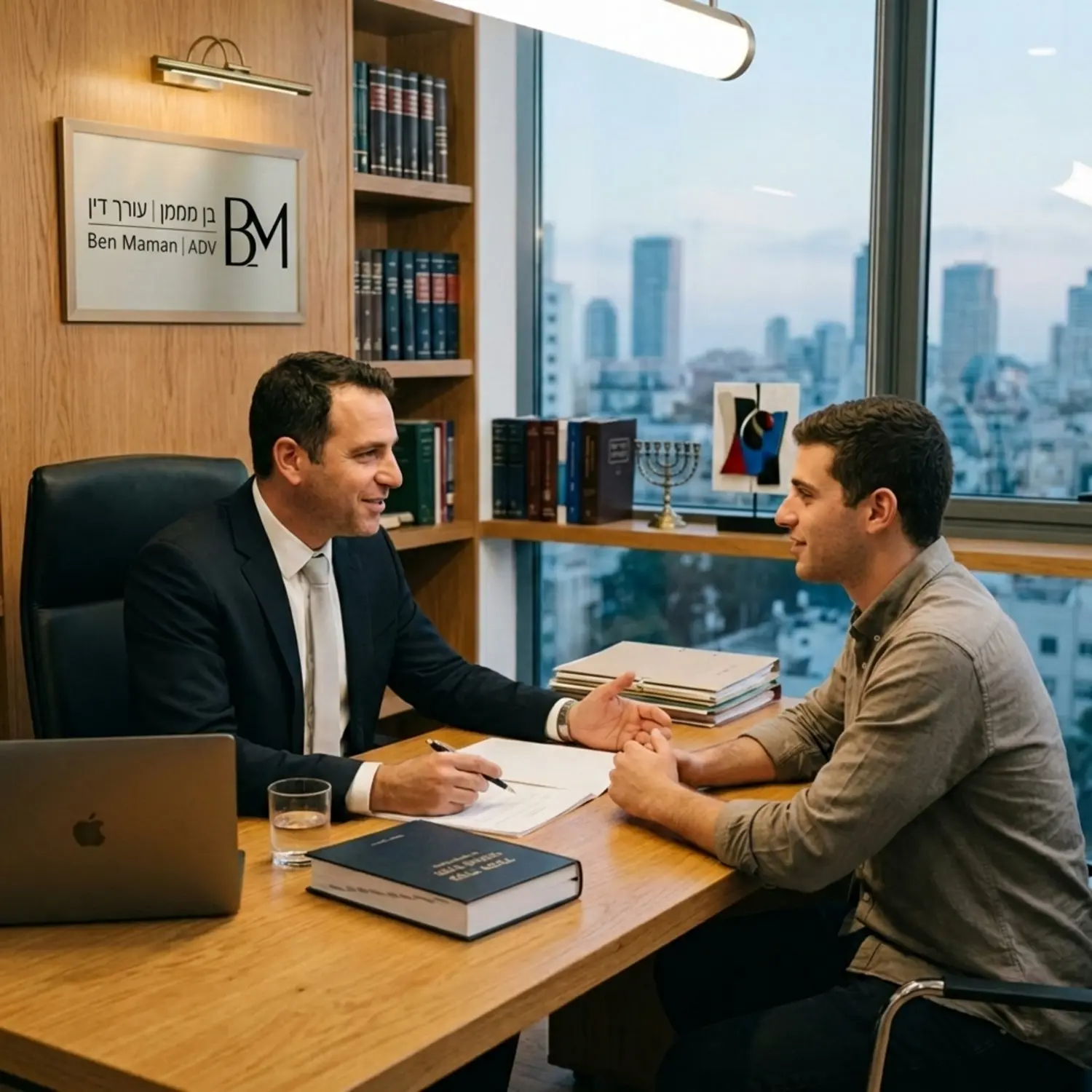 צילום אווירה של עורך דין מעניק ייעוץ דיסקרטי ללקוח במשרד, משדר רוגע, ביטחון ותקווה לשיקום הלקוח ללא הרשעה